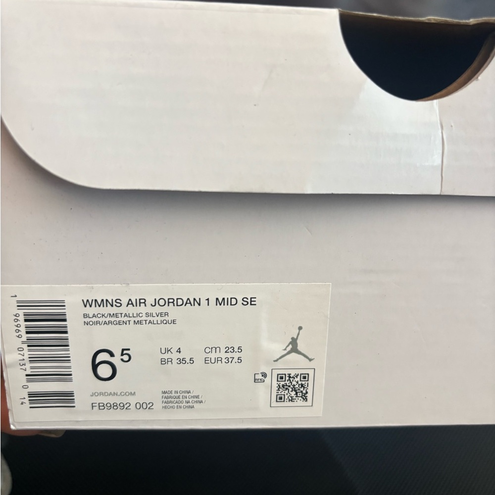 Women Jordan 1 Mid SE size 6.5  Black/Gray - Picture 10 of 10